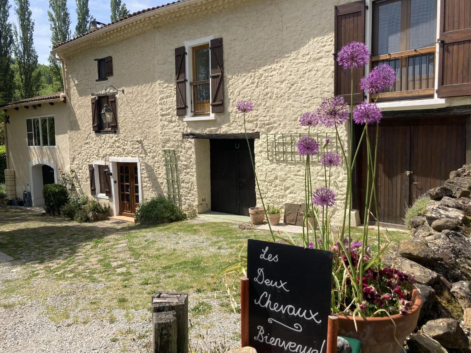 Les Deux Chevaux Chambres D'Hotes Rouvenac 外观 照片
