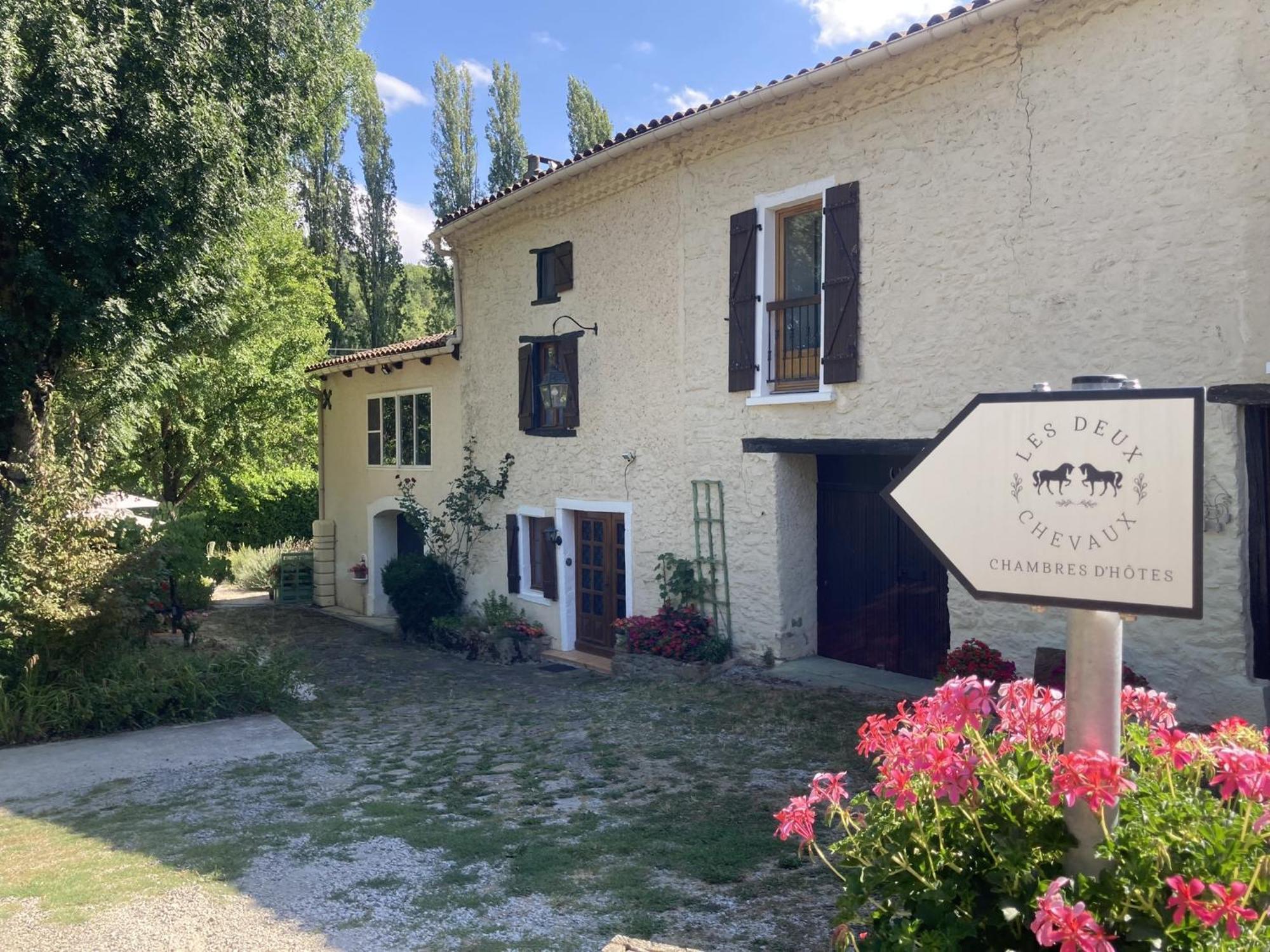 Les Deux Chevaux Chambres D'Hotes Rouvenac 外观 照片